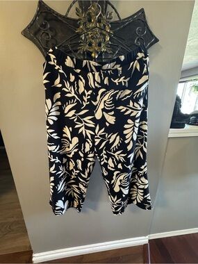 Mexx Wide Leg Black and White Leaf-Print Capris